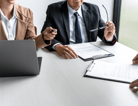 7d4ec405 business man explaining about his profile 1.png